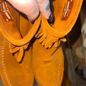 Minnetonka shoes size 7